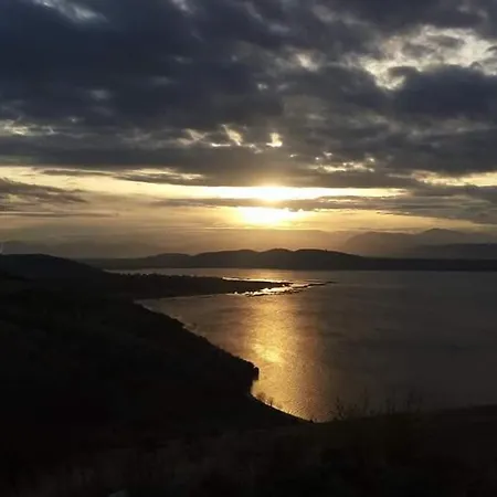 βιοκλιματικο ηλιοπετροσπιτο στην λιμνη βοκερια Vakantiehuis