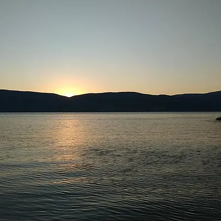 βιοκλιματικο ηλιοπετροσπιτο στην λιμνη βοκερια Vakantiehuis